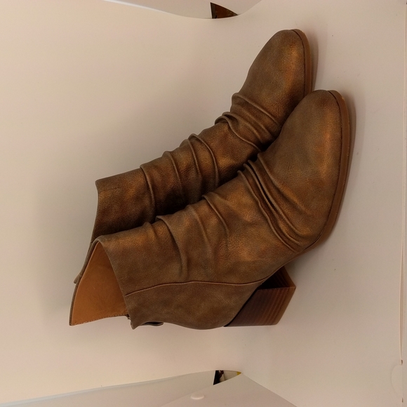 Antelope Shoes - NWOT Antelope , Asymmetrical, Rushed Copper/Golden, Back Zipper Booties.  Sz 39.